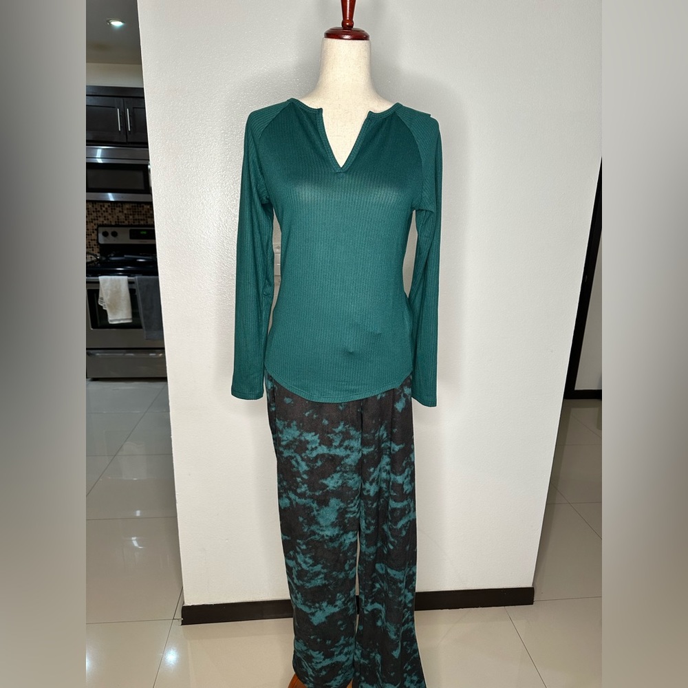 Very comfty pajama set! Color Green Perfect for this weather!
